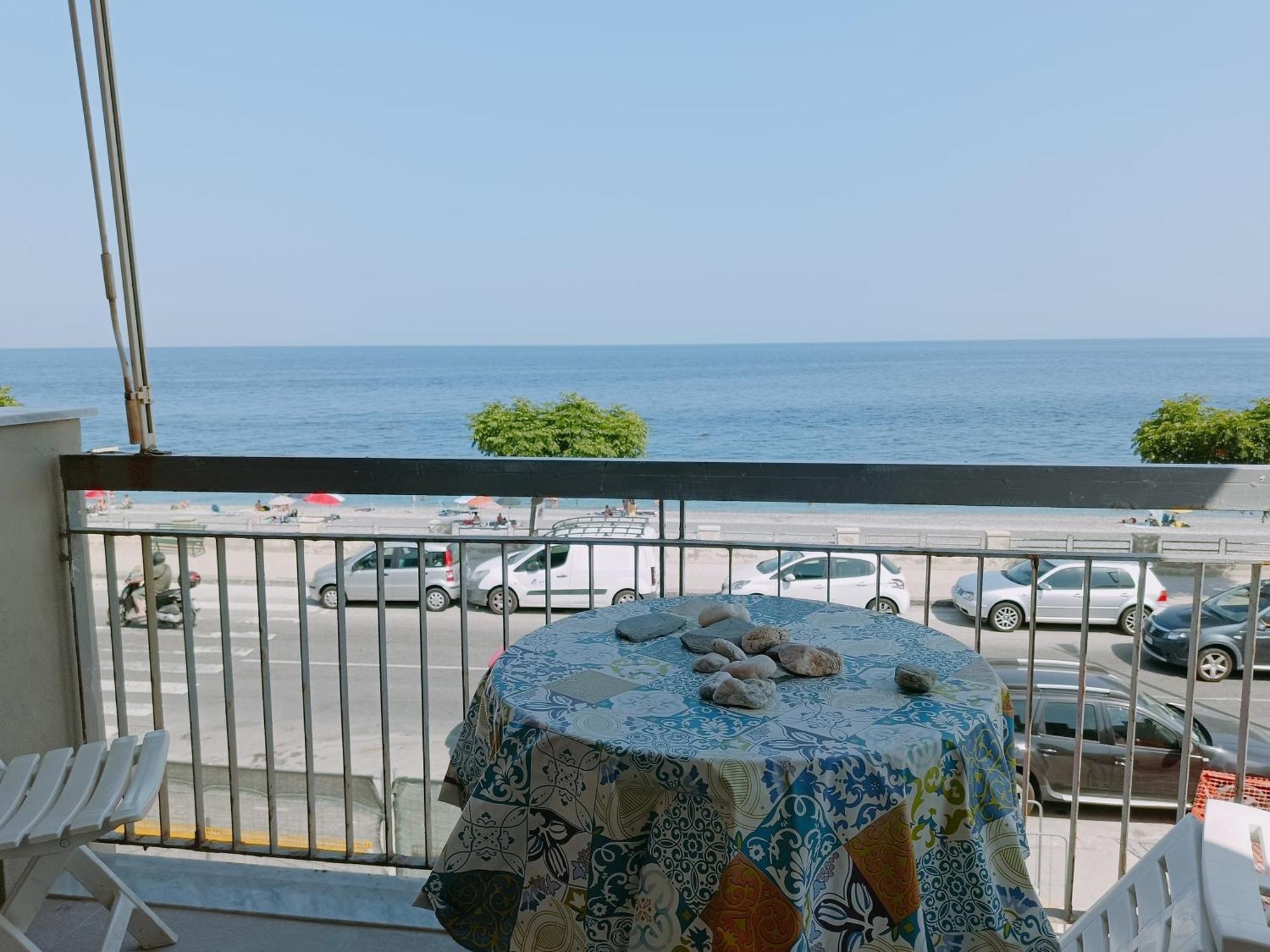 Mirone Apartment Fronte Mare Beachfront House Roccalumera Exterior photo